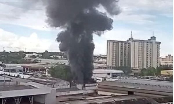 Urgente: depósito da Igreja Presbiteriana de Manaus pega fogo
