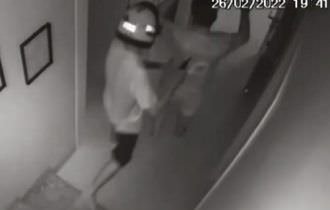 Urgente: em assalto, bandidos colocam arma de fogo na cabeça de criança; veja vídeo