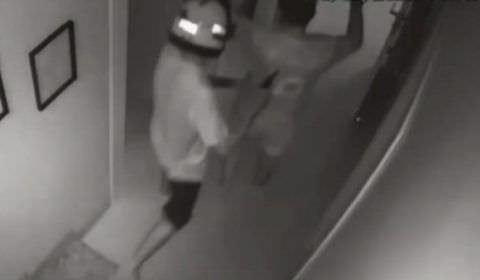 Urgente: em assalto, bandidos colocam arma de fogo na cabeça de criança; veja vídeo