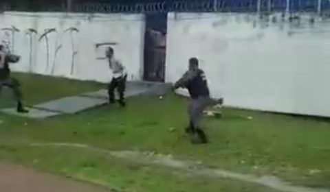 Urgente: idoso surta com terçado nas mãos e acaba ferindo policial