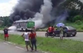 URGENTE:  ônibus que transportava passageiros pega fogo em Iranduba (veja o vídeo