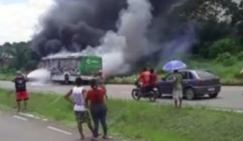 URGENTE:  ônibus que transportava passageiros pega fogo em Iranduba (veja o vídeo