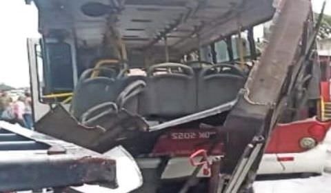 Urgente: passageiro do 418 quase tem perna arrancada após acidente com carreta no Mauazinho; veja vídeo