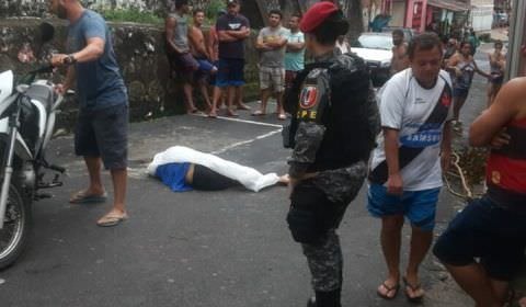 Urgente: sem piedade, pistoleiro executa vulgo ‘Bonezinho’ em beco famoso da Praça 14; cenas fortes