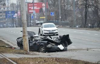 Urgente: tanque russo passa por cima de carro em Kiev e condutor sobrevive