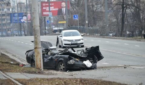 Urgente: tanque russo passa por cima de carro em Kiev e condutor sobrevive