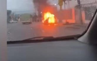 Urgente: veículo pega fogo no Parque 10