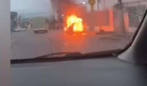 Urgente: veículo pega fogo no Parque 10