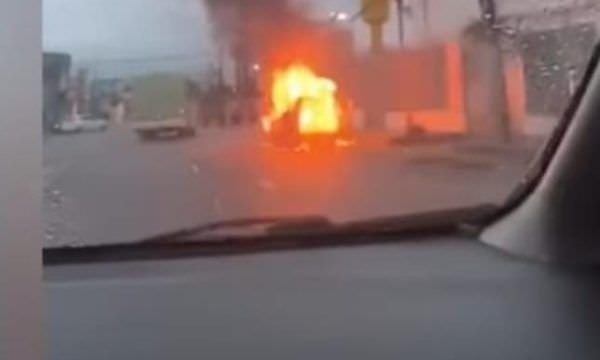 Urgente: veículo pega fogo no Parque 10