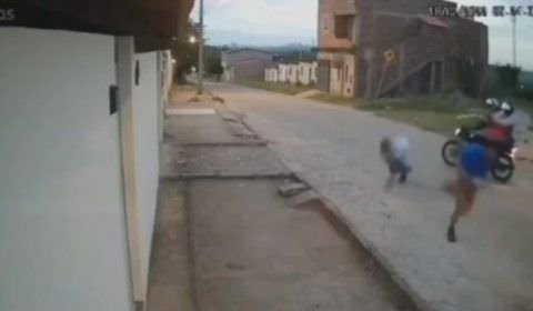Veja momento em que ‘amigo’ deixa homem sozinho para ser morto a tiros por pistoleiros