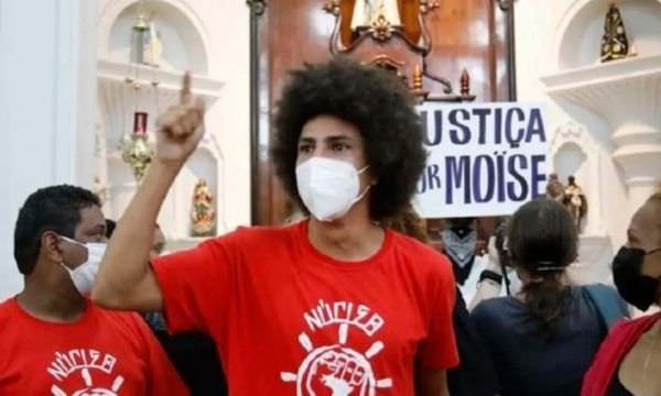 Vereador do PT comanda invasão a igreja durante missa