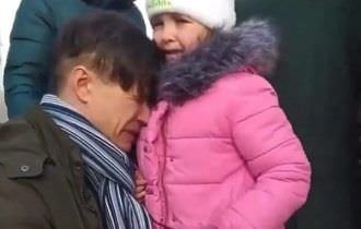 Vídeo: aos prantos, ucraniano se despede da filha antes de se alistar