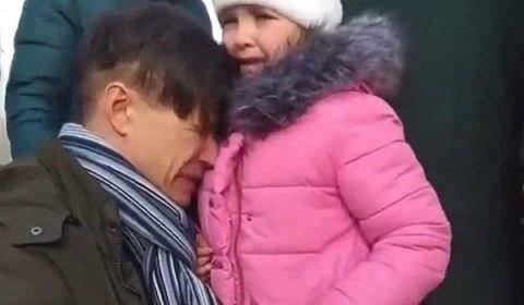 Vídeo: aos prantos, ucraniano se despede da filha antes de se alistar