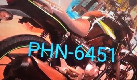 Vídeo: Casal tem moto roubada por dupla ao sair de banco em Manaus