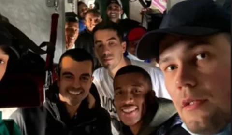 Vídeo: de trem, jogadores brasileiros deixam Kiev às pressas
