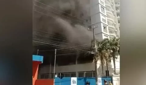 Vídeo: incêndio atinge prédio e quantidade de fumaça surpreende