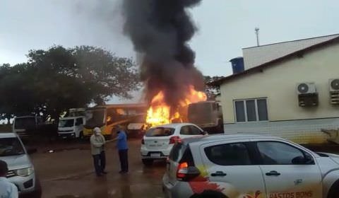 VÍDEO: incêndio é registrado em garagem de prefeitura