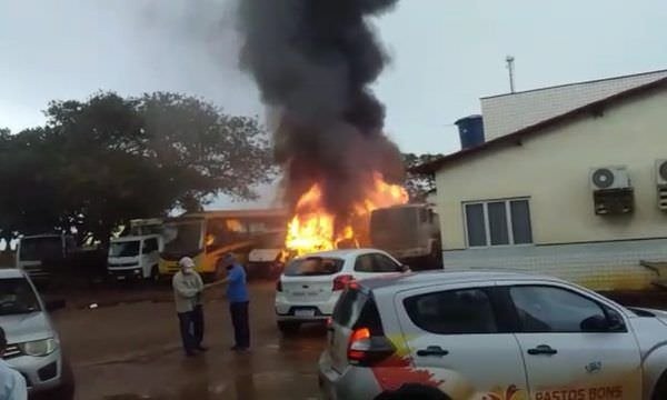 VÍDEO: incêndio é registrado em garagem de prefeitura