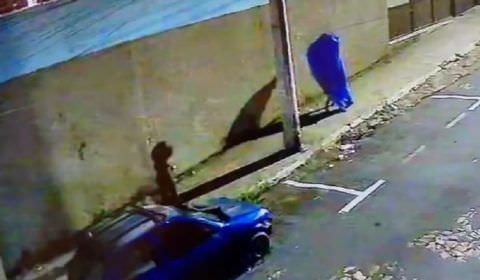 Vídeo mostra casal saindo de carro onde homem foi morto no Centro de Manaus