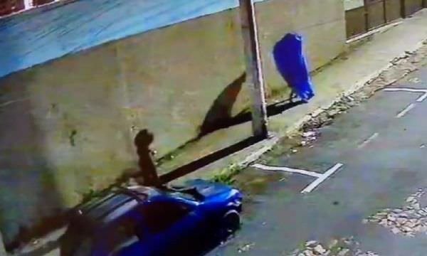 Vídeo mostra casal saindo de carro onde homem foi morto no Centro de Manaus