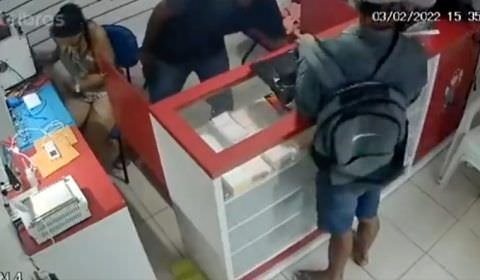 Vídeo mostra dupla assaltando loja de celulares no Amazonas