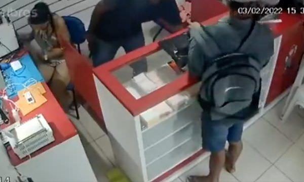Vídeo mostra dupla assaltando loja de celulares no Amazonas
