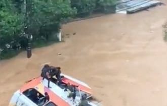 Vídeo mostra passageiros tentando se salvar enquanto ônibus afunda em Petrópolis