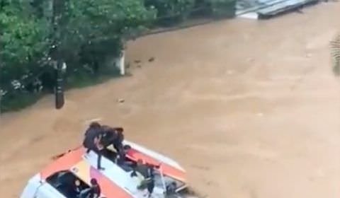 Vídeo mostra passageiros tentando se salvar enquanto ônibus afunda em Petrópolis