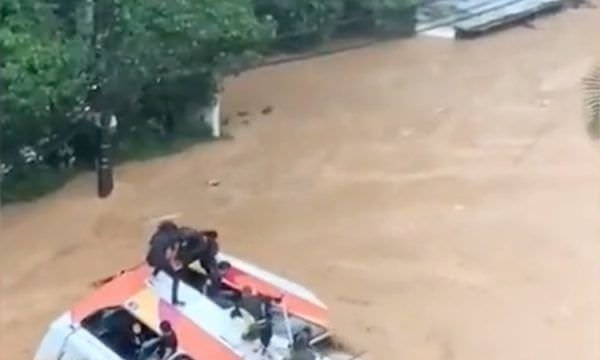 Vídeo mostra passageiros tentando se salvar enquanto ônibus afunda em Petrópolis