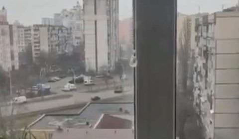Vídeo mostra tanque russo passando por cima de carro civil na Ucrânia; veja