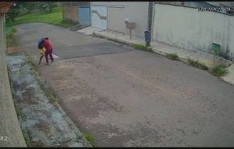 VÍDEO: mulher reage a assalto, vai à casa de ladrão e recupera celular