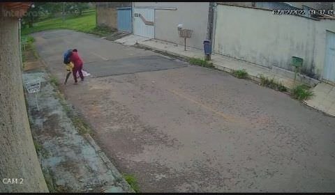 VÍDEO: mulher reage a assalto, vai à casa de ladrão e recupera celular