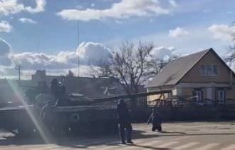 Vídeo: Ucranianos usam os próprios corpos para bloquear tanques russos