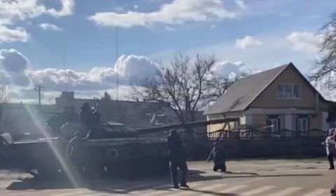 Vídeo: Ucranianos usam os próprios corpos para bloquear tanques russos