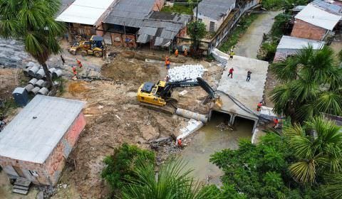 Moradores que sofriam com alagamentos na comunidade Santa Marta recebem nova rede de drenagem