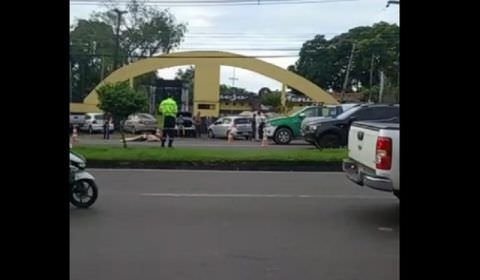 Acidente em Manaus deixa o trânsito totalmente parado
