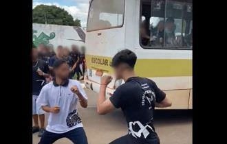 Alunos protagonizam pancadaria em frente de escola; veja vídeo