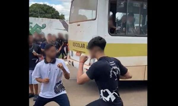 Alunos protagonizam pancadaria em frente de escola; veja vídeo