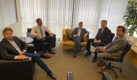 Arthur ganha queda de braço contra Plínio Valério; veja o motivo