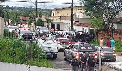 Assaltantes morrem após troca de tiros com policiais da Rocam; veja vídeo