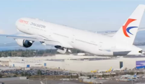 Avião que fazia voo doméstico na China cai com 133 pessoas a bordo