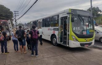 Bandidos armados tocam terror durante assalto a ônibus e deixam mulher ferida em Manaus