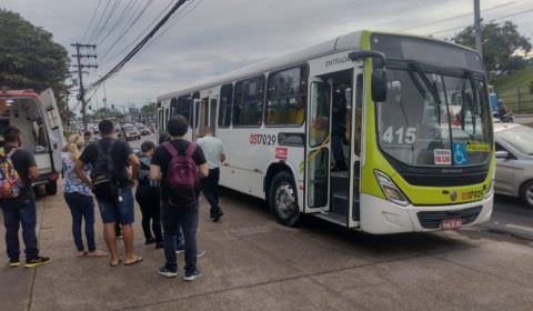 Bandidos armados tocam terror durante assalto a ônibus e deixam mulher ferida em Manaus