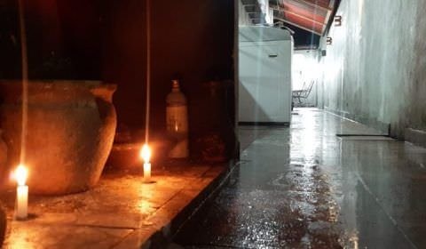 Bandidos invadem centro espírita na zona Norte e deixam recado cruel a dona da casa; veja vídeo