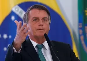 Bolsonaro assina decreto que prevê distribuição de absorventes às mulheres