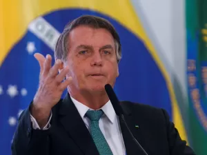 Bolsonaro assina decreto que prevê distribuição de absorventes às mulheres