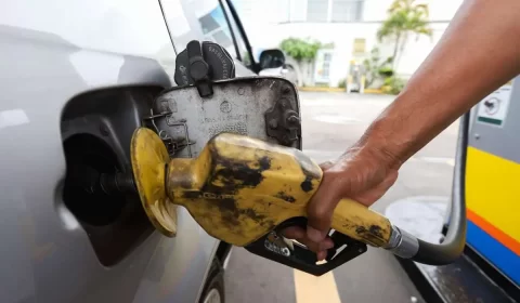 Bolsonaro diz que cobrará MME sobre redução do diesel em postos
