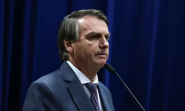 Bolsonaro libera crédito consignado a beneficiário de Auxílio Brasil. Entenda as regras