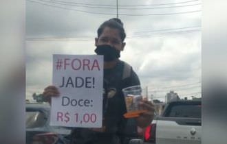 Bomba: Ambulante ganha clientes com campanha fora Jade no trânsito de Manaus Veja vídeo;