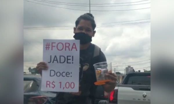 Bomba: Ambulante ganha clientes com campanha fora Jade no trânsito de Manaus Veja vídeo;